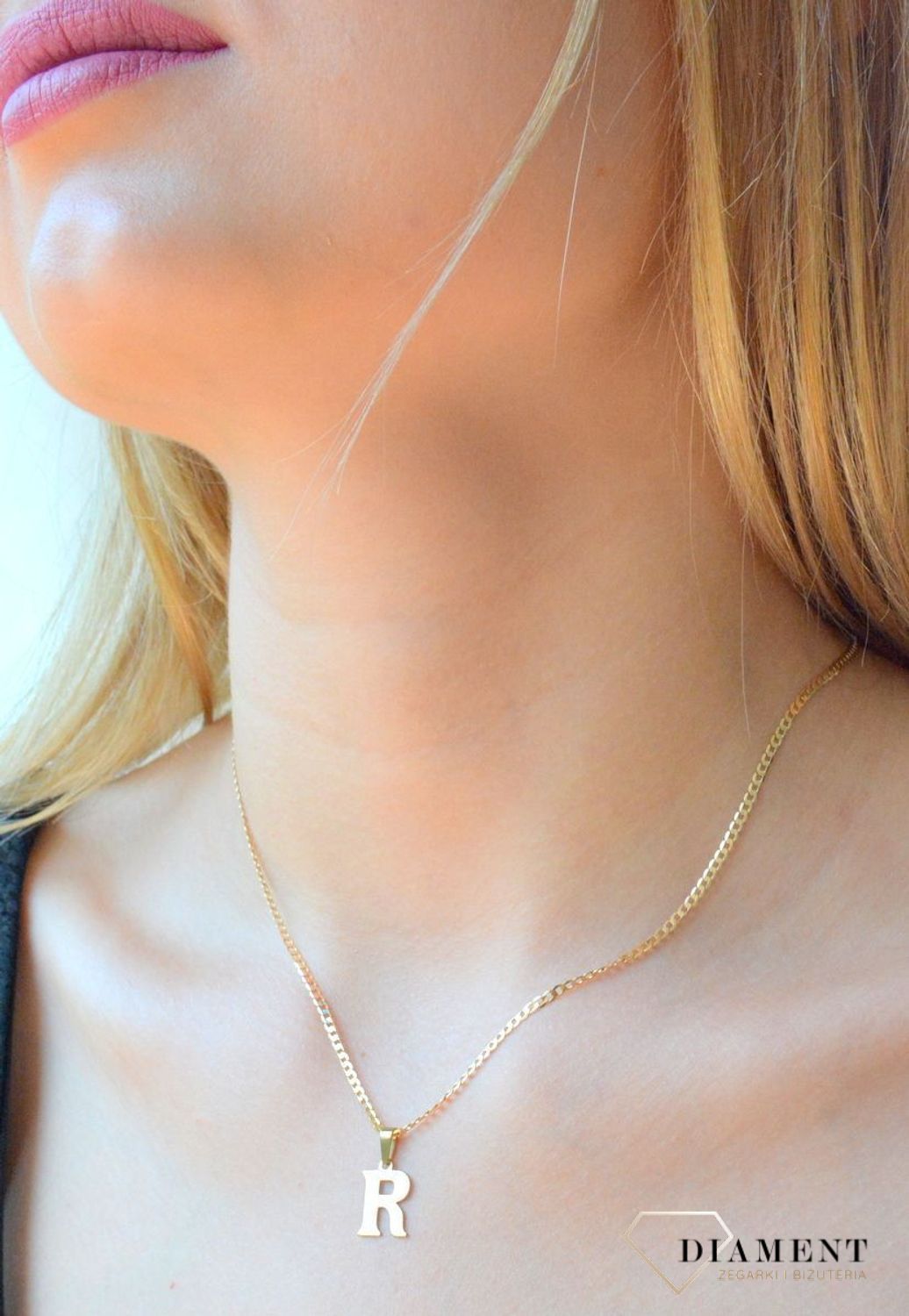 Złota zawieszka 333 literka R ZA 2748R. Wisiorek został wykonany z wysokiej jakości złota próby 333. Złota zawieszka literka. Zawieszka damska literka R. Literka wisiorek będzie idealnym pomysłem na prezent..jpg